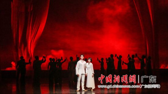图为该剧讲述了革命伴侣周文雍和陈铁军宁死不屈英勇就义的故事。 广州芭蕾舞团供图 