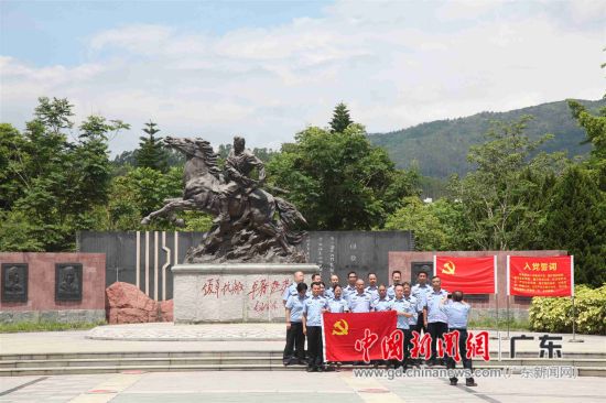 图为党员们在叶挺将军纪念园参观后重温党的誓言，在党旗下宣誓 