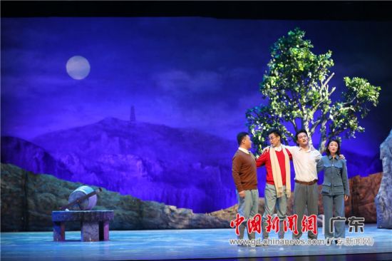 音乐剧《烽火・冼星海》7月18日晚在东莞市文化馆上演。图为演出现场(陶俊君摄)