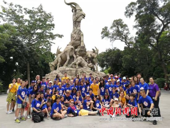 12个国家的共60名青少年参观广州五羊雕像。作者：郭军