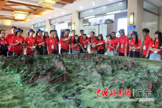 科考志愿者在丹霞山博物馆考察 丹霞山管委会供图 