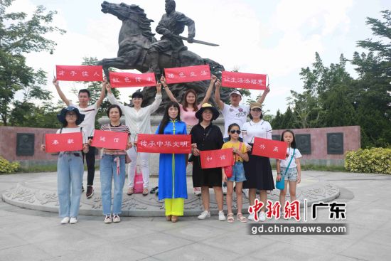 图为惠州市唐装汇公益平台在叶挺将军纪念园参观学习。刘松摄 