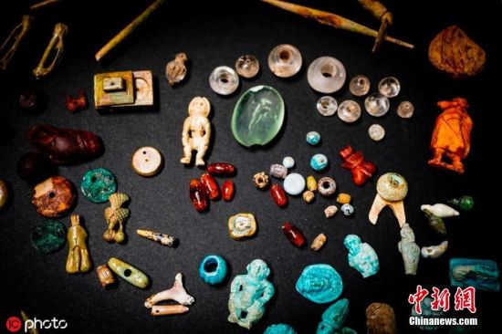 当地时间2019年8月12日，意大利庞贝古城，考古学家在庞贝发现了一个树干，里面有各种各样有趣的东西，包括石头、骨头等被认为在仪式中使用的物体。这些东西中有许多都被认为是一个巫师的收藏品。图片来源：icphoto