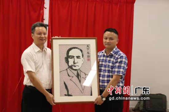 李志龙分捐赠精雕肖像作品《孙中山像》。郭军 摄影
