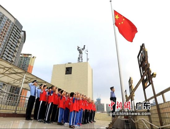 皇岗边检站举行纪念抗战胜利升旗仪式。(摄影：黄俊生) 