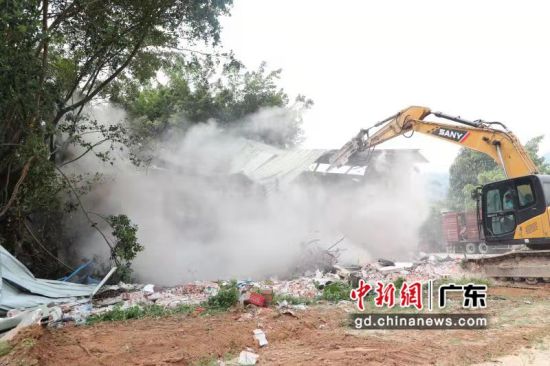 8月23日，广州市黄埔区城市管理综合执法局和新龙镇依法拆除贝客音涂料公司违法建设。刘斌 摄 