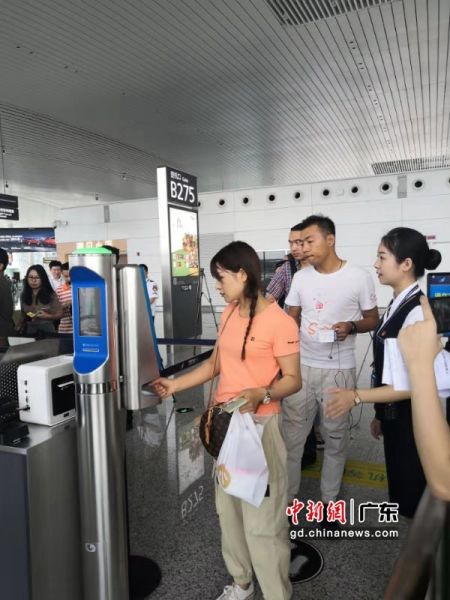 9月6日起，广州白云机场与中国南方航空公司携手在该机场二号航站楼推行“一证通关”服务。作者：白云机场供图 