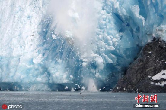 9月12日消息，摄影师Chris Bray前往美国阿拉斯加州游览，准备拍摄一些冰川的风景照。没想到，就在拍摄期间，周围突然发出巨响，他看到眼前的巨大冰川瞬间脱落瓦解，画面着实震撼。图片来源：ICphoto