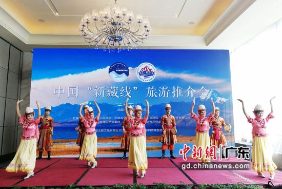 “新藏线”旅游推介会带来了独具特色的歌舞表演。程景伟 摄 
