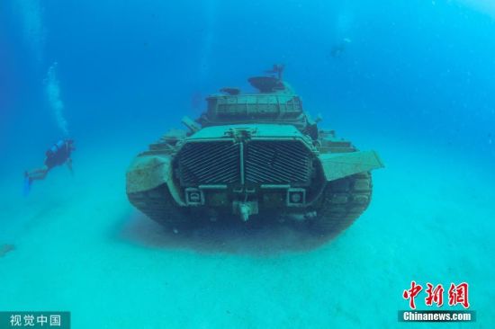 当地时间9月22日，土耳其安塔利亚，潜水员在地中海沿岸一海滨度假胜地潜水，探索被安放在水下20米深处的1960年产旧坦克。图片来源：视觉中国