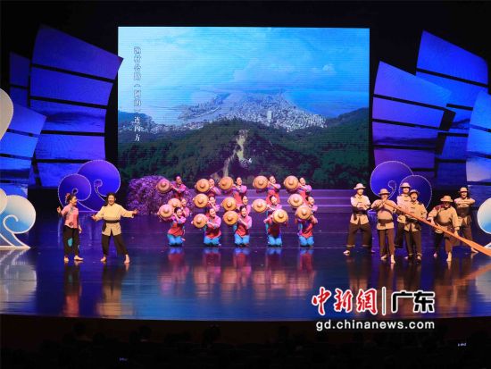 图为“我和我的祖国”――2019年惠州市惠东渔歌专场晚会的演唱现场。叶衍达摄影 