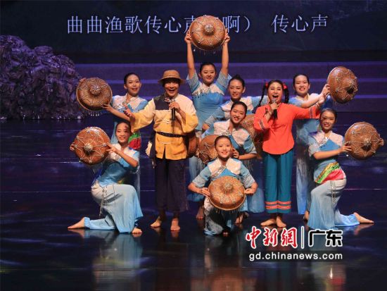 图为“我和我的祖国”――2019年惠州市惠东渔歌专场晚会的演唱现场。叶衍达摄影 