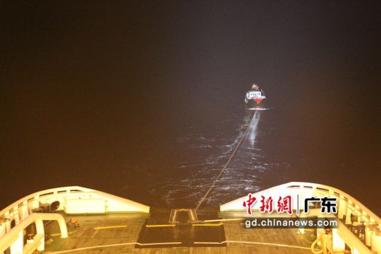 广东汕尾一琼籍渔船遇险 12名渔民获救。向明摄影 