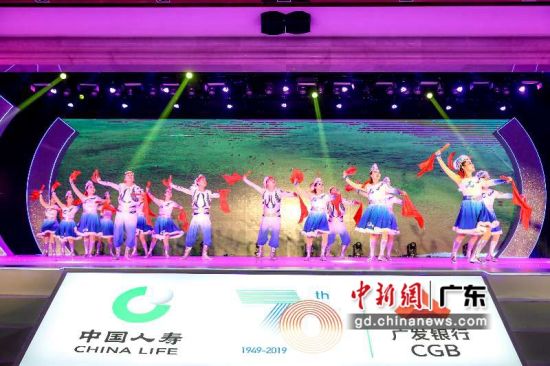 第三届“自在卡杯”全国广场舞大赛总决赛12日在广东佛山举行。作者：主办方供图 