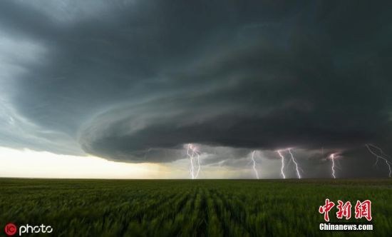 2019年10月17日报道(拍摄时间不详)，美国堪萨斯州等地，摄影师冒着生命危险，拍摄了一系列龙卷风等极端天气的特写。漩涡状的云层下闪过数道闪电。这样的景象一生难逢，可怕而又震撼。然而，如此恶劣的风暴天气可能会摧毁大量房屋，甚至造成人员伤亡。 图片来源：ICphoto