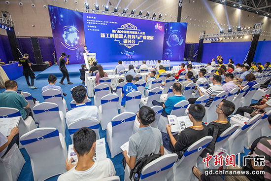 2019年10月16日，第五届“互联网+”博览会上，6号馆举行中国教育机器人大赛之新工科机器人教育与产业发展论坛，现场嘉宾上台发表主题演讲。 王伟楠 摄