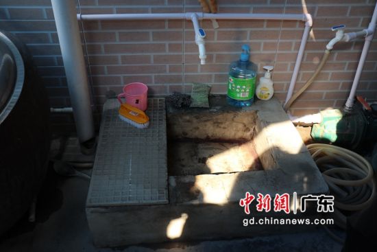 朝南区桃陈社区居民家中可见到新修好的污水管 卢育辛摄 