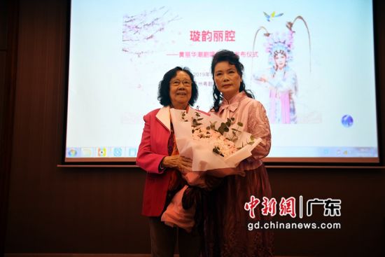 姚璇秋老师(左)到场祝贺并与黄丽华合影留念。 