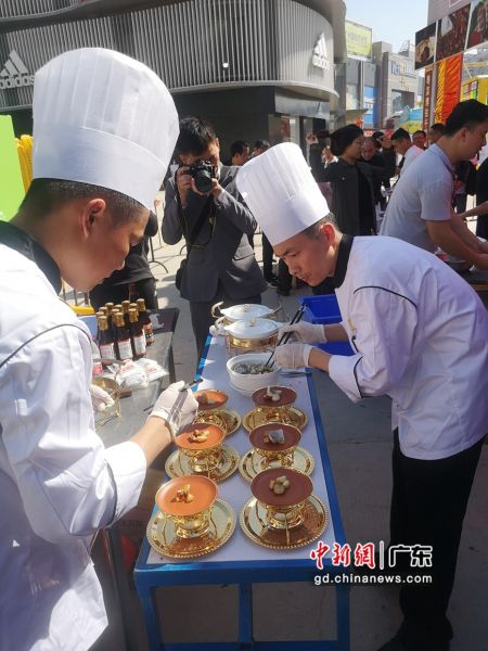 “2019年广州国际美食节”11月22日开幕，十大展区打造“舌尖上的盛宴”。王华摄影 