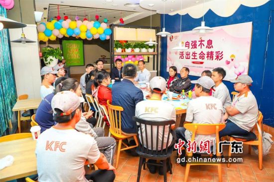 12月3日是“国际残疾人日”，天使员工在珠海“天使餐厅”的进行了就业分享会。吴焰明摄影 