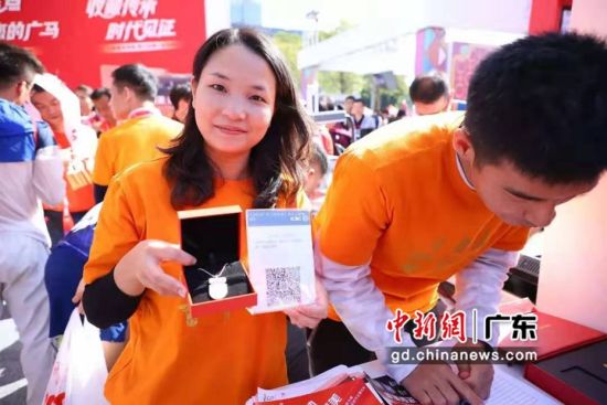 广州首推纪念贵金属纪念“广马”举办8周年，主办方供图 