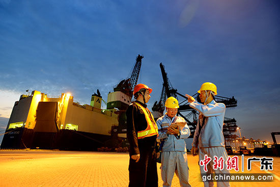 南方电网广东东莞供电局工作人员向虎门港的企业员工了解企业的用电需求。 林韵 摄