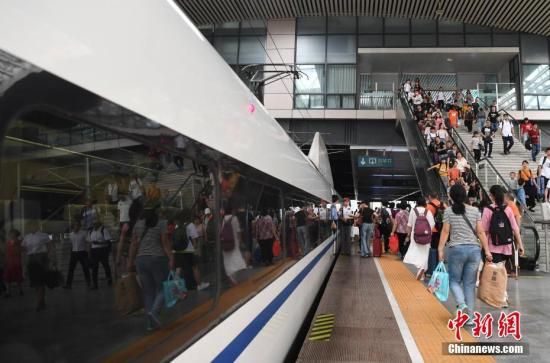资料图：旅客乘列车出行。中新社记者 张斌 摄