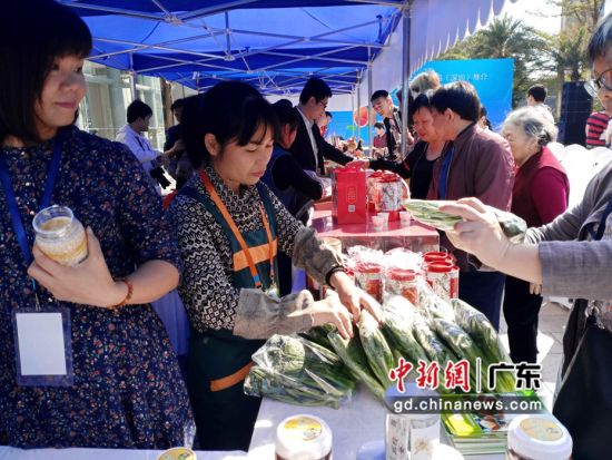 推介会现场，化大芥菜、从化荔枝茶等一一亮相，吸引了众多深圳市民“围观”。许青青 摄 