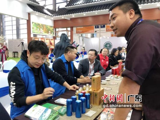边检民警志愿者在三江茶叶展馆现场详细了解产品特性。 黄俊生 摄 
