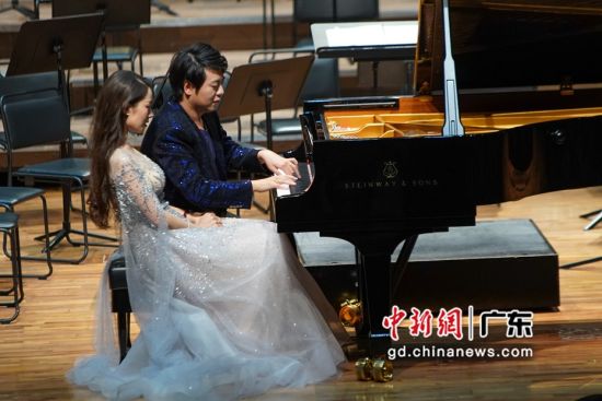 12月24日晚，国际著名钢琴演奏家郎朗携妻子吉娜・爱丽丝在广州星海音乐厅举办“正佳之夜-2020郎朗和他的朋友们新年音乐会”。 