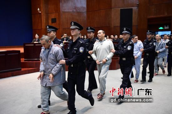 深圳中级法院公开宣判现场。 摄影：陈文 