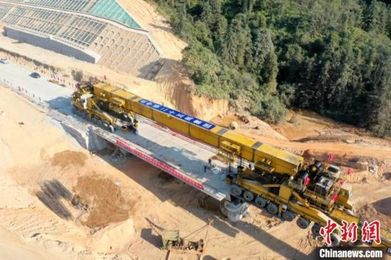 新增架桥机 赣深铁路施工建设加速推进