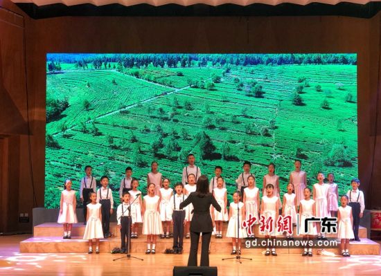 深圳市青少年公益艺术团合唱团在演出中。(主办方供图)