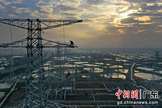 凤城变电站建设人员正在进行放线施工（摄影：杨建伟）
