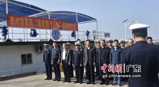 广东惠州首座水上移动防污设备库在东江水域投入使用