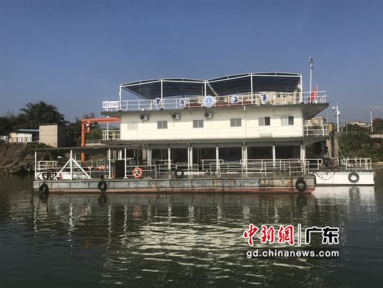 图为惠州首座水上移动防污设备库“海趸防污1558” 惠州海事局供图 