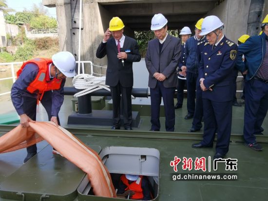 图为工作人员讲解吸油围油栏的布放 惠州海事局供图 