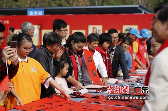 2020年广东省道德春联进万家活动5日在东莞中堂镇举行，图为书法名家即席挥毫，给市民送上新春祝福。中堂宣供图 