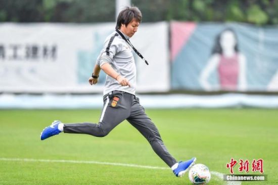 中国国家男子足球队主教练李铁在训练场上。中新社记者 陈骥�F 摄