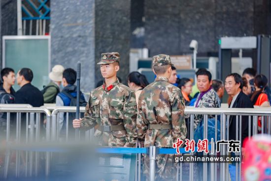 在广州火车站执勤的武警官兵。唐凌云 摄 