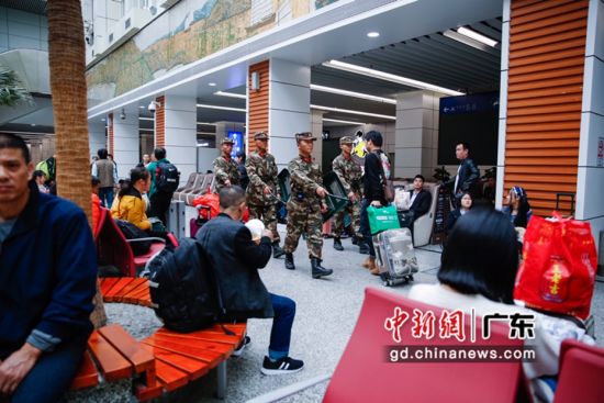 在广州火车站执勤的武警官兵。唐凌云 摄 