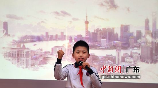 首届红色日记大赛选手李浚哲朗诵日记《中国人民革命军事博物馆观后感》。 (姬东摄影) 