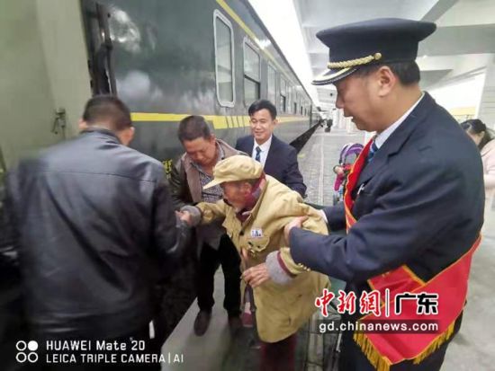 为88岁功勋老兵开启绿色通道。作者：广州客运段供图