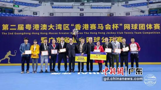 深圳队成功卫冕粤港澳大湾区“香港赛马会杯”网球团体赛冠军。王远远摄影 
