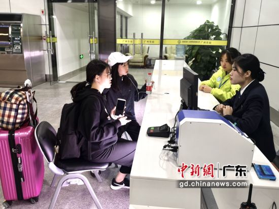 春运期间广州东站增设旅客服务中心。刘建军摄影 
