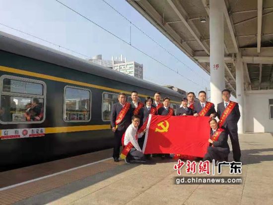 惠州火车站连续两天创造了该站十年来少有的春运乘降历史记录：在15分钟内组织1500人快速完成上车。作者：邹九林 