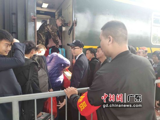 惠州火车站连续两天创造了该站十年来少有的春运乘降历史记录：在15分钟内组织1500人快速完成上车。作者：邹九林 