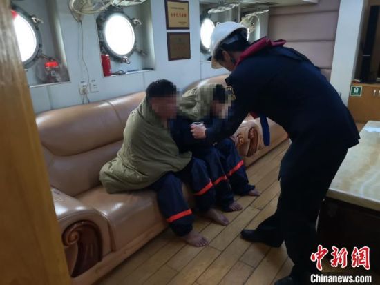 海事人员协调救起落水者 广州海事局供图 