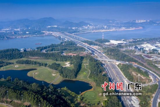 惠州市跨东江大桥建成通车。作者：宋韬 