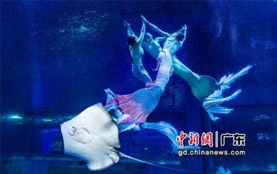 美人鱼穿上带有繁花元素的中国风服饰送祝福。(主办方供图) 